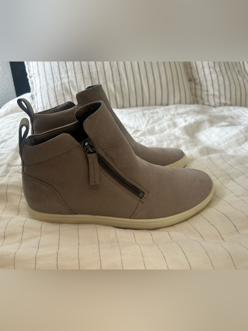Ecco Women’s 8-8.5 Soft 7 Side Zip Bootie